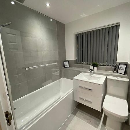Modern 2 Bed House Cannock Perfect For Contractors Business Travellers Short Stays Driveway For 2 Vehicles Close To M6 M54 I54 A5 A38 Mcarthur Glen Designer Outlet Kültér fotó