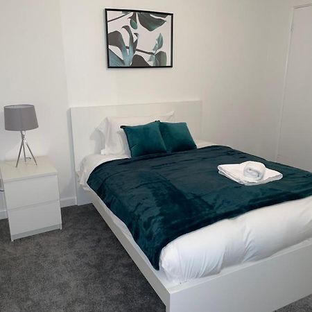 Modern 2 Bed House Cannock Perfect For Contractors Business Travellers Short Stays Driveway For 2 Vehicles Close To M6 M54 I54 A5 A38 Mcarthur Glen Designer Outlet Kültér fotó