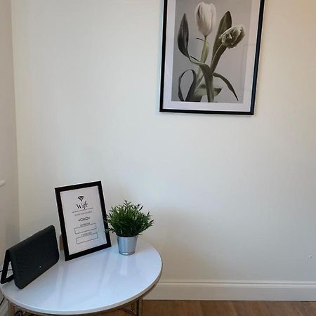 Modern 2 Bed House Cannock Perfect For Contractors Business Travellers Short Stays Driveway For 2 Vehicles Close To M6 M54 I54 A5 A38 Mcarthur Glen Designer Outlet Kültér fotó