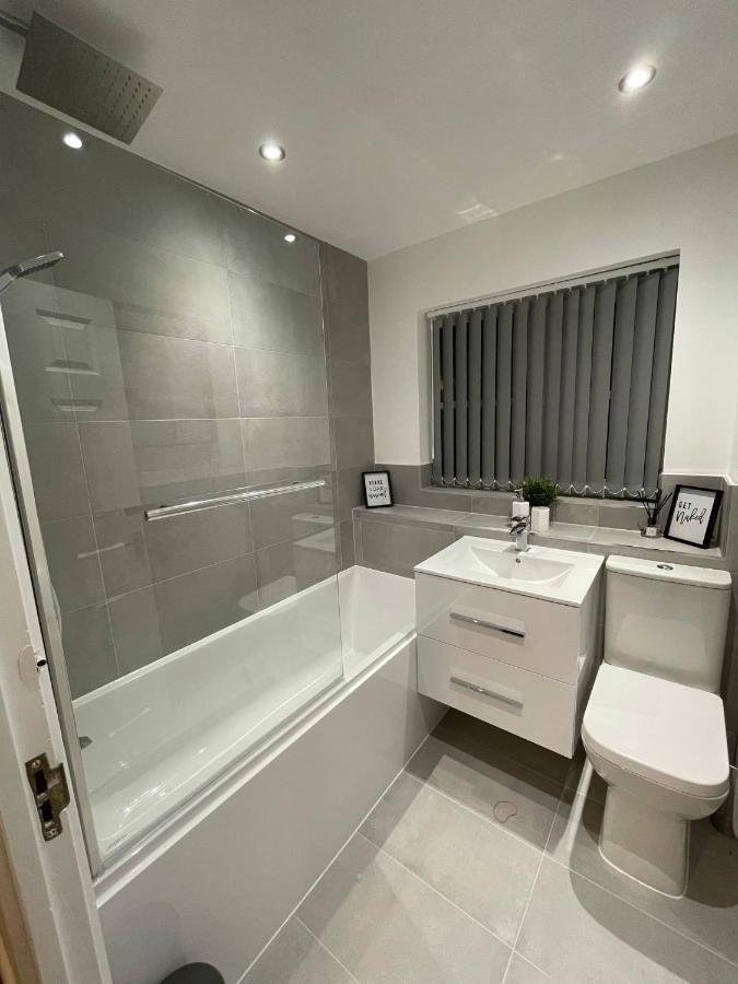 Modern 2 Bed House Cannock Perfect For Contractors Business Travellers Short Stays Driveway For 2 Vehicles Close To M6 M54 I54 A5 A38 Mcarthur Glen Designer Outlet Kültér fotó