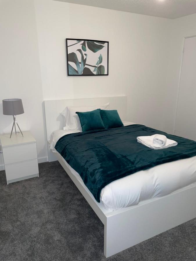 Modern 2 Bed House Cannock Perfect For Contractors Business Travellers Short Stays Driveway For 2 Vehicles Close To M6 M54 I54 A5 A38 Mcarthur Glen Designer Outlet Kültér fotó
