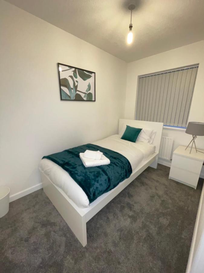Modern 2 Bed House Cannock Perfect For Contractors Business Travellers Short Stays Driveway For 2 Vehicles Close To M6 M54 I54 A5 A38 Mcarthur Glen Designer Outlet Kültér fotó