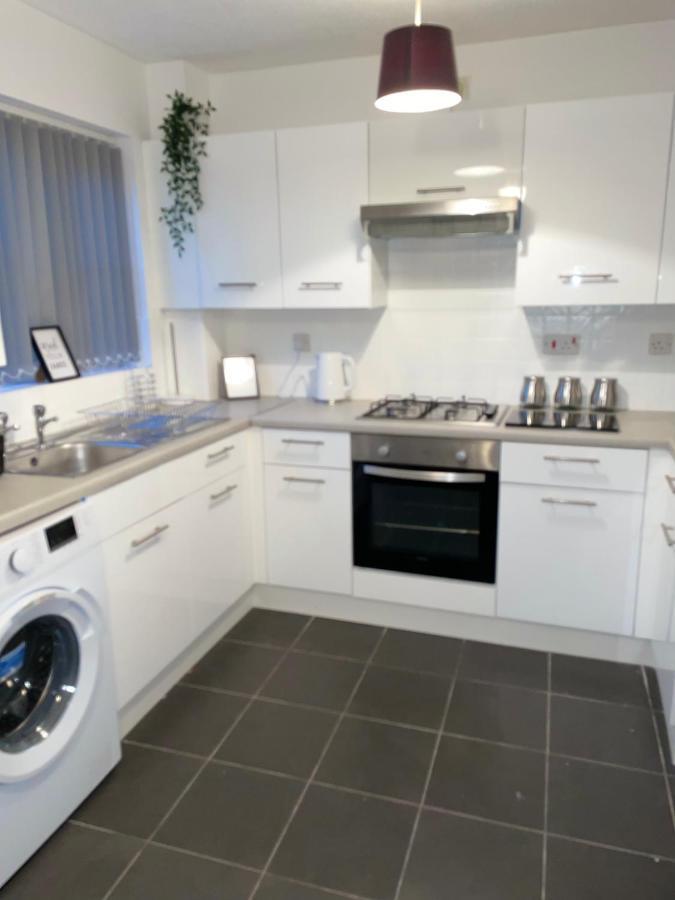 Modern 2 Bed House Cannock Perfect For Contractors Business Travellers Short Stays Driveway For 2 Vehicles Close To M6 M54 I54 A5 A38 Mcarthur Glen Designer Outlet Kültér fotó
