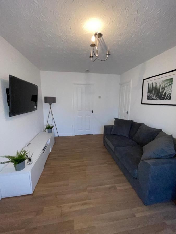 Modern 2 Bed House Cannock Perfect For Contractors Business Travellers Short Stays Driveway For 2 Vehicles Close To M6 M54 I54 A5 A38 Mcarthur Glen Designer Outlet Kültér fotó
