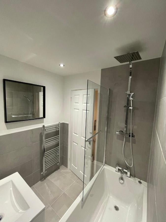 Modern 2 Bed House Cannock Perfect For Contractors Business Travellers Short Stays Driveway For 2 Vehicles Close To M6 M54 I54 A5 A38 Mcarthur Glen Designer Outlet Kültér fotó