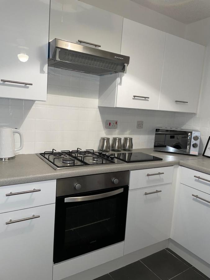 Modern 2 Bed House Cannock Perfect For Contractors Business Travellers Short Stays Driveway For 2 Vehicles Close To M6 M54 I54 A5 A38 Mcarthur Glen Designer Outlet Kültér fotó