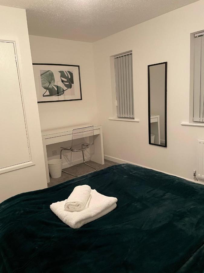 Modern 2 Bed House Cannock Perfect For Contractors Business Travellers Short Stays Driveway For 2 Vehicles Close To M6 M54 I54 A5 A38 Mcarthur Glen Designer Outlet Kültér fotó