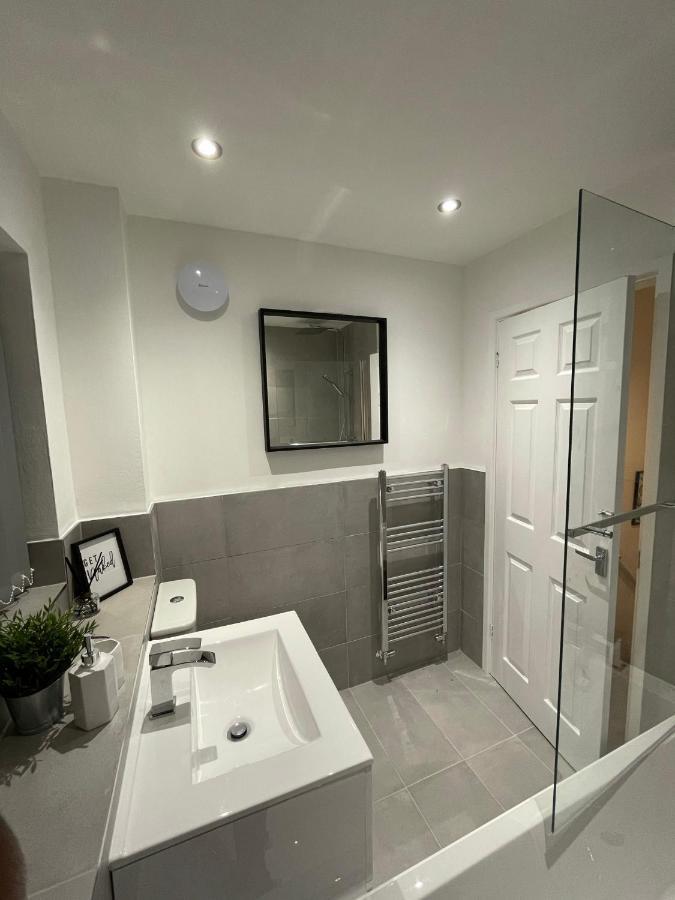 Modern 2 Bed House Cannock Perfect For Contractors Business Travellers Short Stays Driveway For 2 Vehicles Close To M6 M54 I54 A5 A38 Mcarthur Glen Designer Outlet Kültér fotó