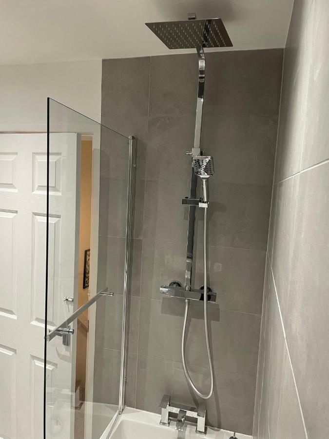 Modern 2 Bed House Cannock Perfect For Contractors Business Travellers Short Stays Driveway For 2 Vehicles Close To M6 M54 I54 A5 A38 Mcarthur Glen Designer Outlet Kültér fotó