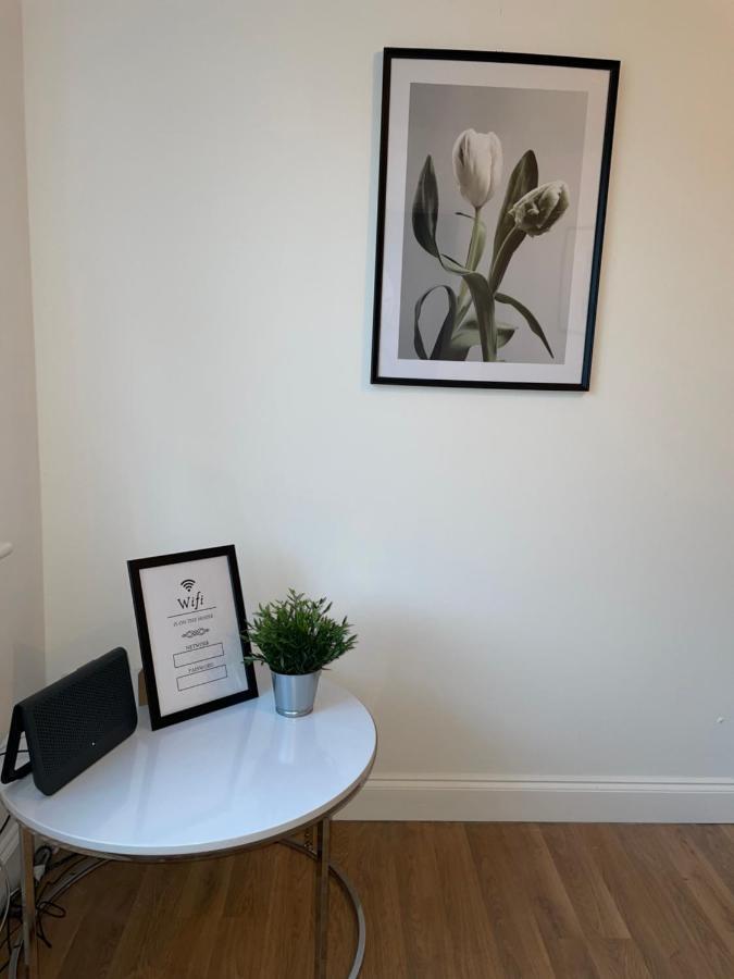 Modern 2 Bed House Cannock Perfect For Contractors Business Travellers Short Stays Driveway For 2 Vehicles Close To M6 M54 I54 A5 A38 Mcarthur Glen Designer Outlet Kültér fotó