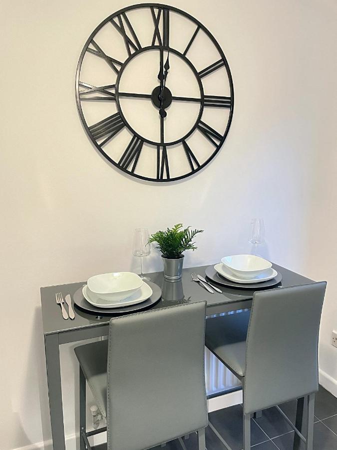 Modern 2 Bed House Cannock Perfect For Contractors Business Travellers Short Stays Driveway For 2 Vehicles Close To M6 M54 I54 A5 A38 Mcarthur Glen Designer Outlet Kültér fotó